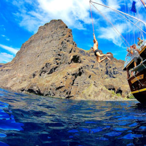 Hajókirándulás-bálnales-kalózhajóval-Los-Gigantes-szikláinál-Tenerife